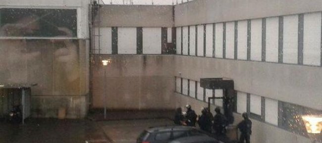 presa-d-ostaggi-una-sola-persona-nelle-mani-dei-terroristi-ecco-le-foto-delle-teste-di-cuoio-in-azione