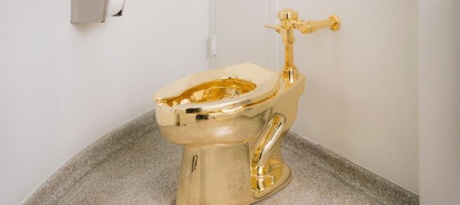 tutti-in-fila-per-il-wc-d-oro-di-cattelan