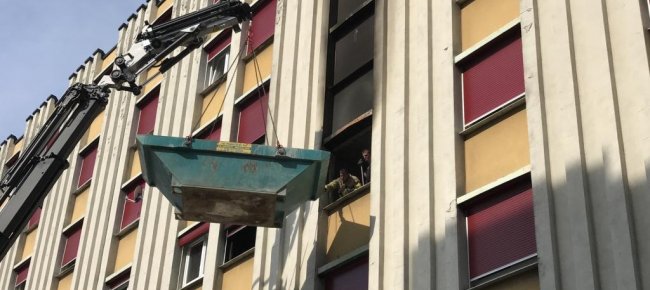 caos-nell-appartamento-in-fiamme-gia-prima-dell-incendio-foto-e-video