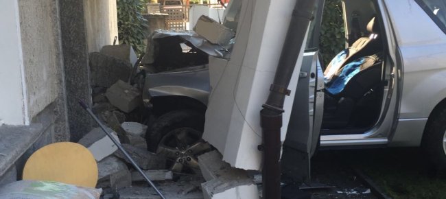 malore-alla-guida-anziano-in-auto-esce-di-strada-e-finisce-in-una-casa