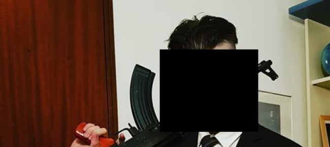 emerge-la-foto-del-19enne-che-imbraccia-un-kalashnikov