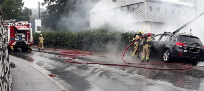 si-incendia-l-automobile-incidente-a-cureglia