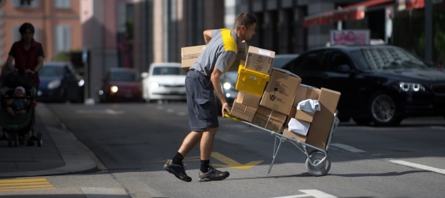 Posta Minacciata Dalla Concorrenza Dhl Nella Consegna Pacchi Laregione