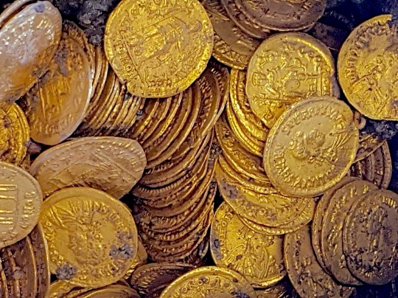 Como, le antiche monete d'oro rinvenute sono mille