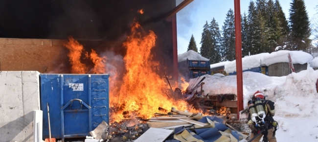 incendio-in-una-discarica-a-flims