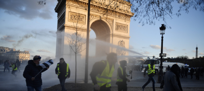 gilet-gialli-il-giorno-dopo-bufera-su-macron-e-governo