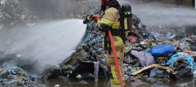 fiamme-nel-centro-di-riciclaggio-rifiuti-di-rancate