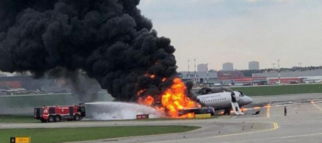 aereo-in-fiamme-a-mosca-i-morti-sono-41