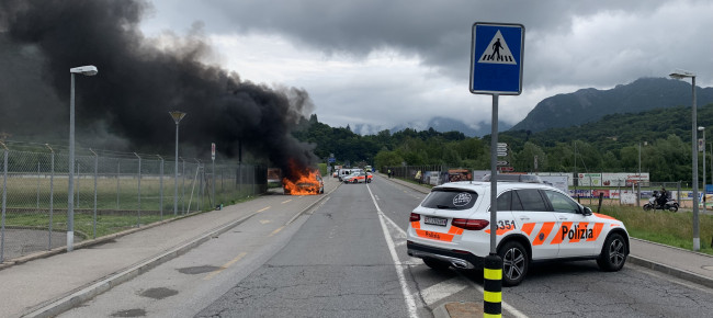 agno-un-auto-prende-improvvisamente-fuoco-conducente-illeso