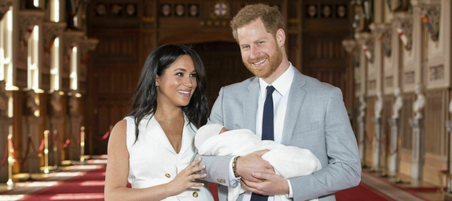 harry-e-meghan-mostrano-il-royal-baby