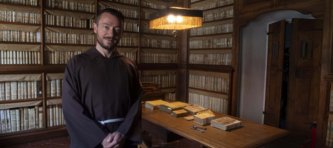la-biblioteca-del-convento-del-bigorio-si-fa-digitale