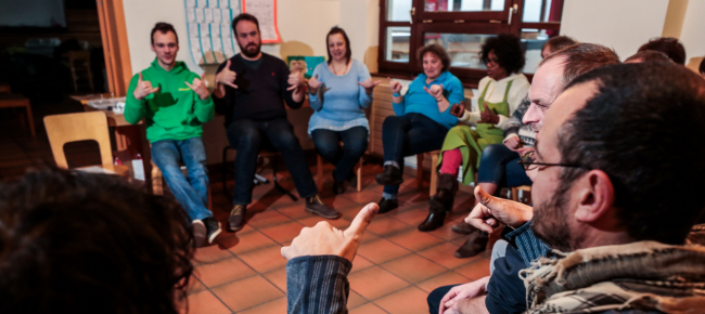 belgio-i-dipendenti-dell-ostello-a-lezione-di-lingua-dei-segni