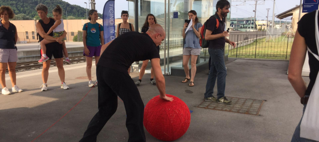 tutti-dietro-al-filo-rosso-anche-la-polizia