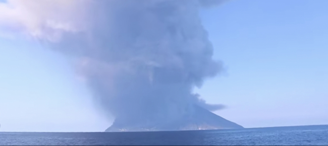 una-violentissima-esplosione-stromboli-eruzione-in-diretta