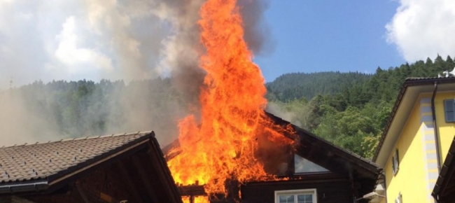 violento-incendio-in-una-casa-a-mairengo