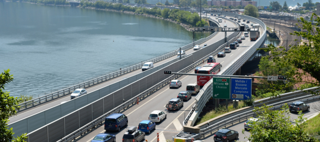 ciclista-sull-autostrada-a-melide