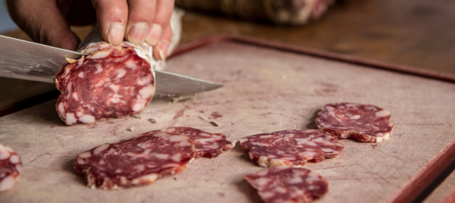 funzionari-con-le-fette-di-salame-sugli-occhi