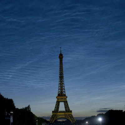 Anche La Tour Eiffel Saluta Jacques Chirac Laregione