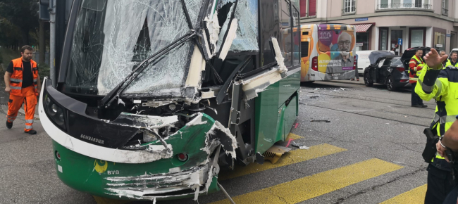 scontro-tra-tram-e-bus-a-basilea-fa-17-feriti