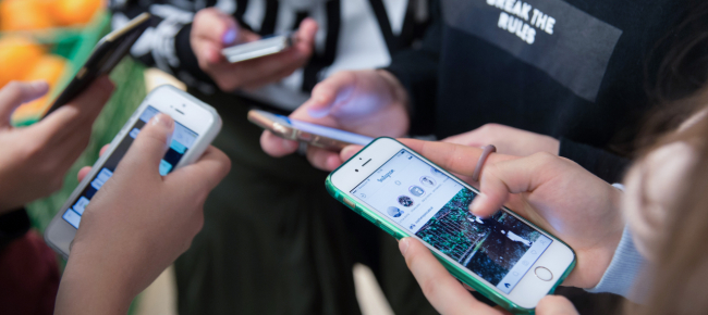 smartphone-a-scuola-la-conferenza-dei-genitori-per-il-divieto