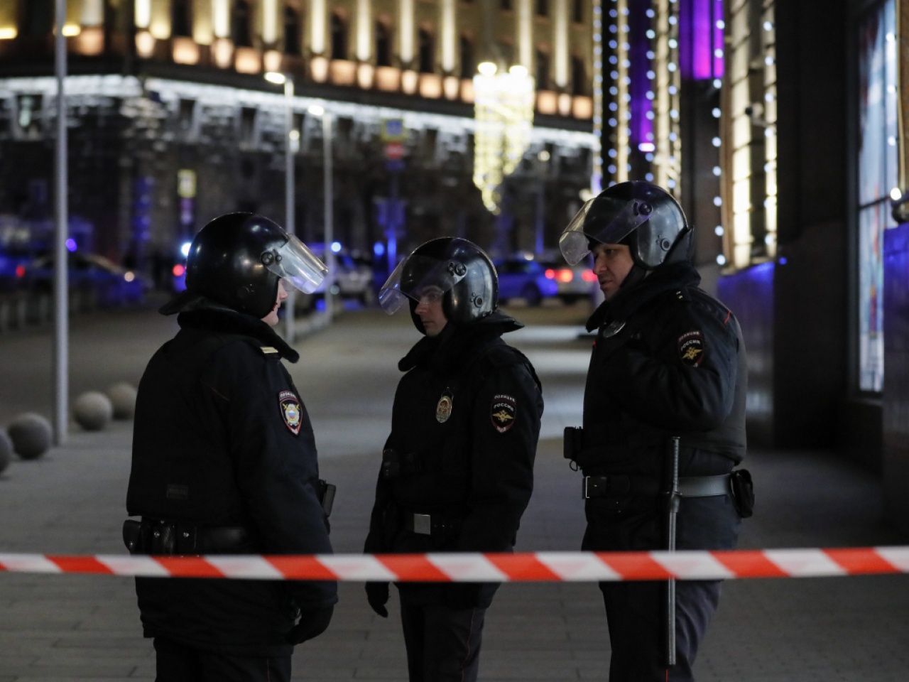 Ранены москве. Полиция на Лубянке. Стрельба возле здания ФСБ В Москве. Возле здании ФСБ Москве. Спецназ на Лубянке.