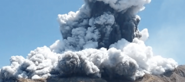 nuova-zelanda-vulcano-erutta-e-fa-strage-di-turisti