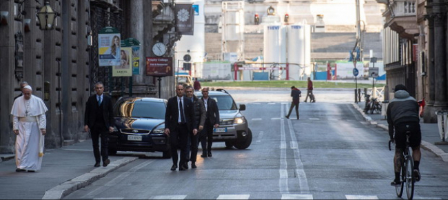 Il Papa Sul Marciapiede Prega La Fine Della Pandemia Laregione