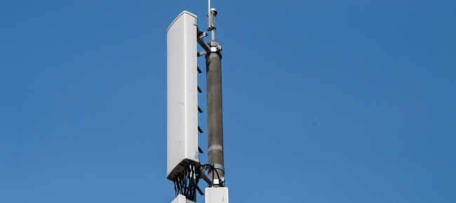 a-cadro-un-antenna-5g-in-un-area-considerata-sensibile