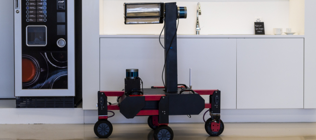 ecco-il-robot-che-uccide-il-virus-sulle-superfici-contaminate