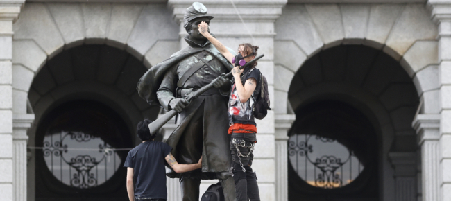 la-guerra-delle-statue