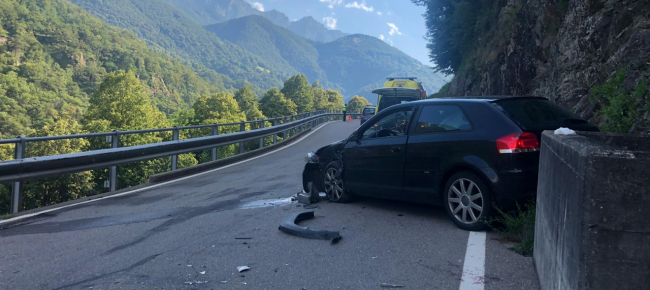 intragna-frontaliere-si-scontra-con-un-camion