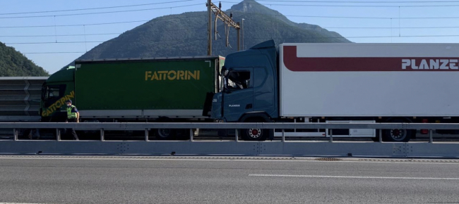 bissone-scontro-tra-due-camion-ed-e-caos-sulla-a2