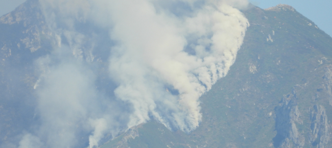 i-pompieri-combattono-contro-il-fuoco-sopra-cardada