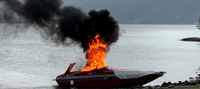 motoscafo-distrutto-dalle-fiamme-ad-ascona