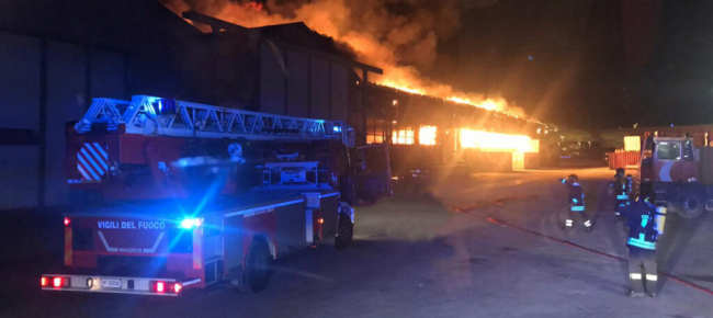 fiamme-al-porto-di-ancona-il-comune-tenete-chiuse-le-finestre