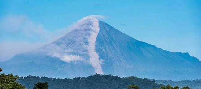 ecuador-il-vulcano-sangay-e-nervoso