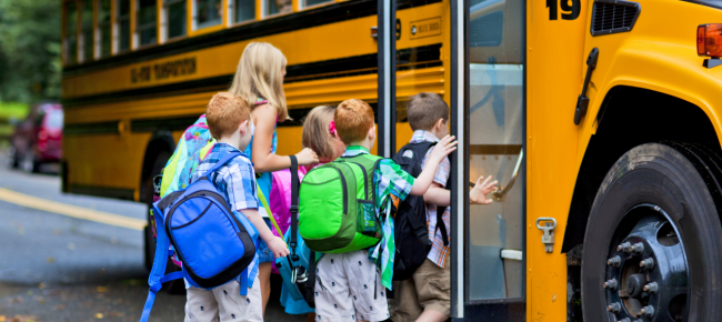 dimenticato-sul-bus-un-bambino-rompe-il-vetro-e-torna-libero