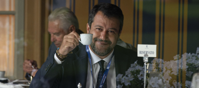 strappata-la-camicia-a-salvini-me-la-ricompro-ma-il-rosario