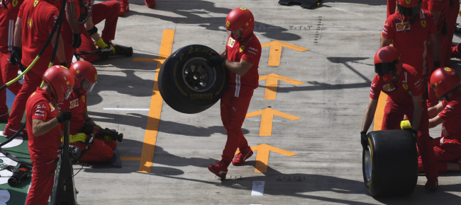 toglie-le-ruote-alla-ferrari-sequestrata
