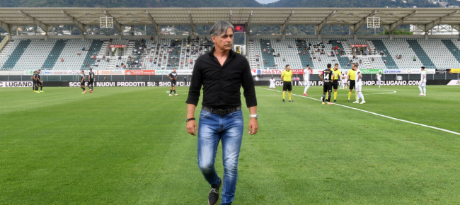 disco-e-pallone-nel-campo-dei-tifosi