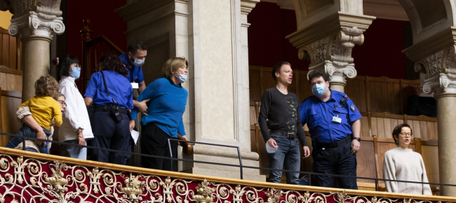 alcuni-attivisti-irrompono-a-palazzo-il-video