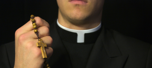 prete-invia-foto-di-un-pene-per-sbaglio-e-si-dimette