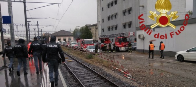 migrante-sale-su-un-traliccio-e-si-lancia-nel-vuoto