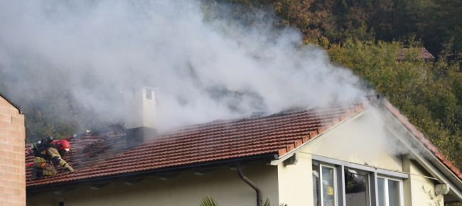 fiamme-nel-sottotetto-di-una-casa-di-meride