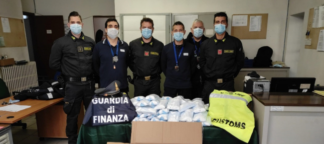 sequestrate-a-ponte-chiasso-piu-di-un-milione-di-mascherine
