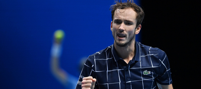 medvedev-supera-djokovic-e-vola-in-semifinale-a-londra