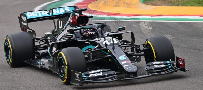hamilton-trionfa-a-imola-e-vede-il-record-di-schumi