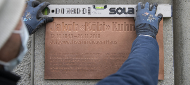 posata-a-zurigo-una-targa-commemorativa-per-kobi-kuhn