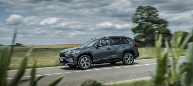 plug-in-hybrid-la-rav4-si-fa-mordente