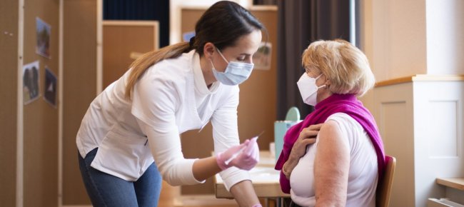 curaviva-priorita-vaccini-a-case-anziani-testare-personale